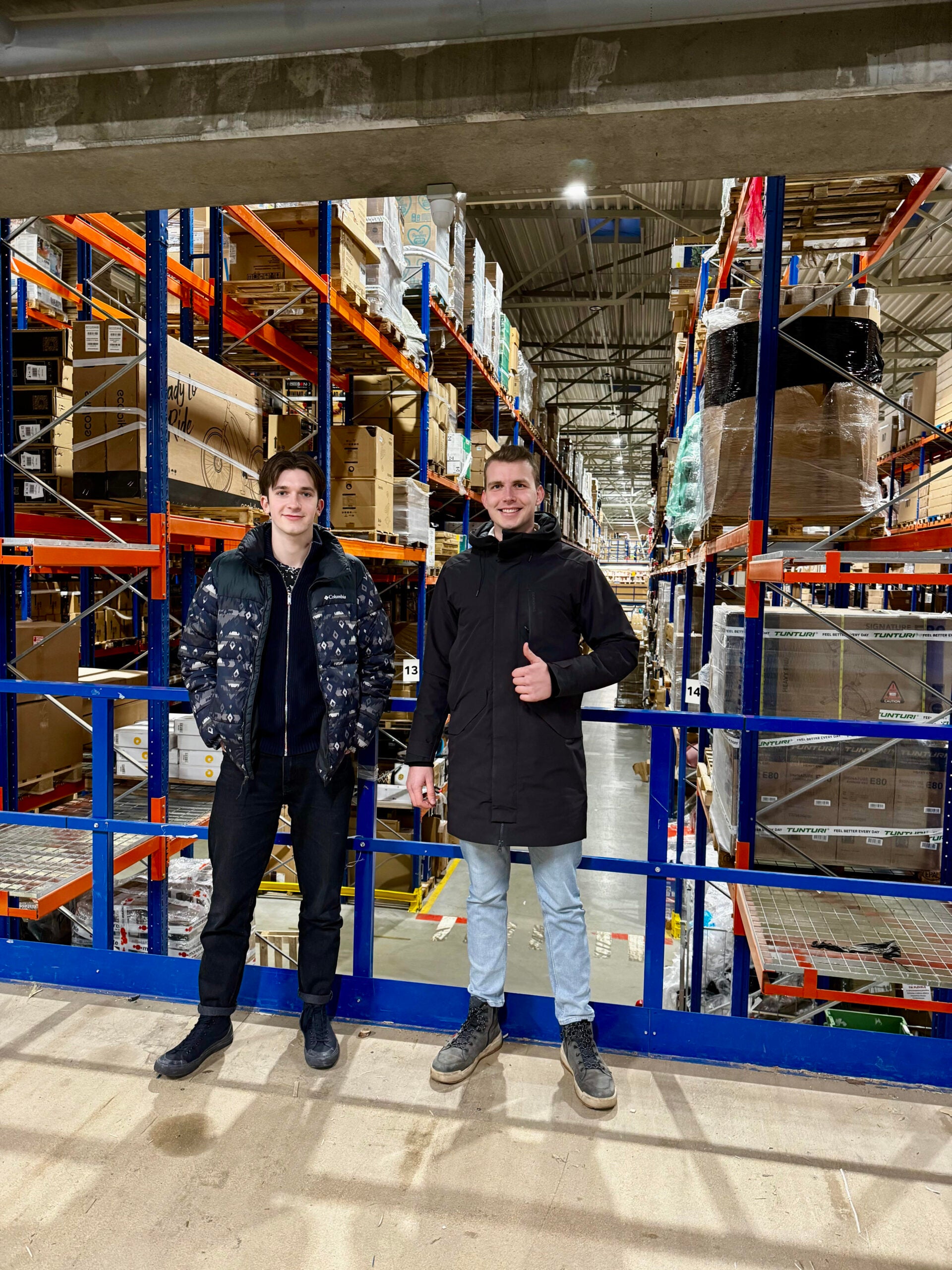 Założyciele Ergonix Gustas i Lukas w magazynie