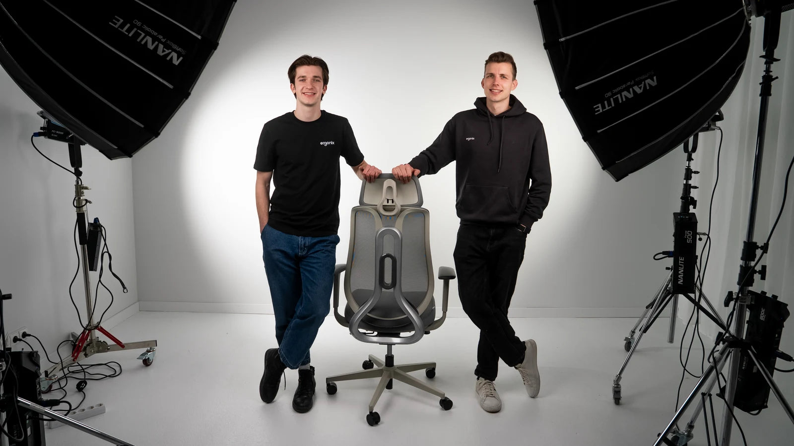 Gustas Šmulkštys i Lukas Grigalis z fotelem OmniSit Pro w studiu